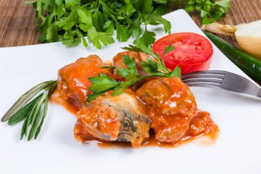 Çanak, yeşillik ve sebze domates soslu konserve balık