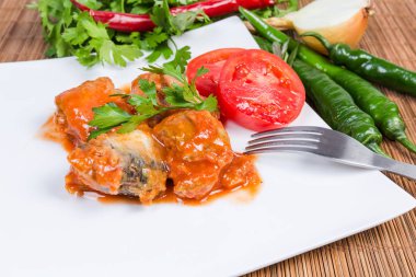 Çanak, yeşillik ve sebze domates soslu konserve balık