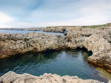 Dik dokulu kireçtaşı uçurum ile Kayalık deniz kıyısı 