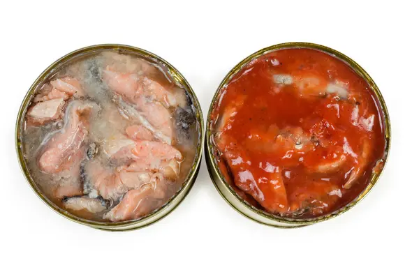 Vista superior de dos pescados enlatados abiertos con diferentes salsas —  Fotos de Stock