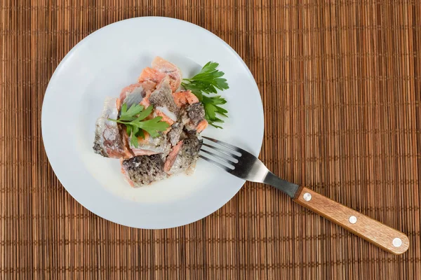 Консервированный лосось в собственном соке с вилкой, вид сверху — стоковое фото