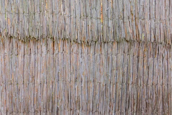Фон фрагмента старой тростниковой ограды — стоковое фото