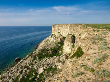 Dik dokulu kireçtaşı kayaları ile deniz kıyısı Bölümü 
