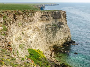 Deniz kıyısında dik dokulu kireçtaşı kayalar 