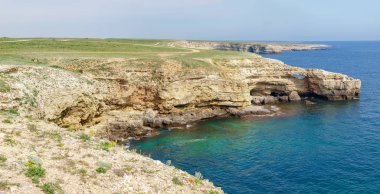 Dik dokulu kireçtaşı uçurum ile Kayalık deniz kıyısı 