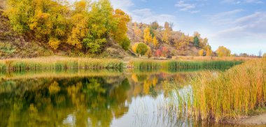 Sonbaharda tepenin eteklerinde doğal göl, panoramik görünümü