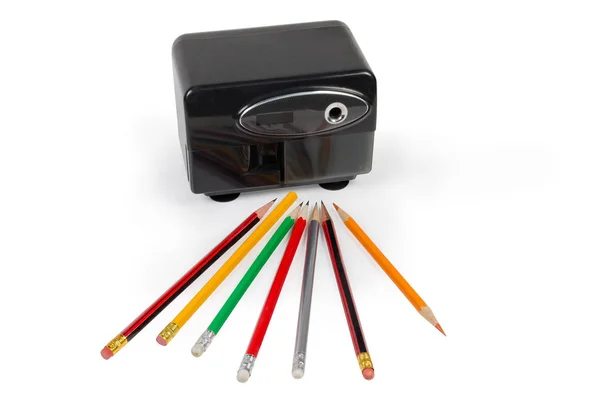 Mesa apontador de lápis elétrico e lápis em um fundo branco — Fotografia de Stock
