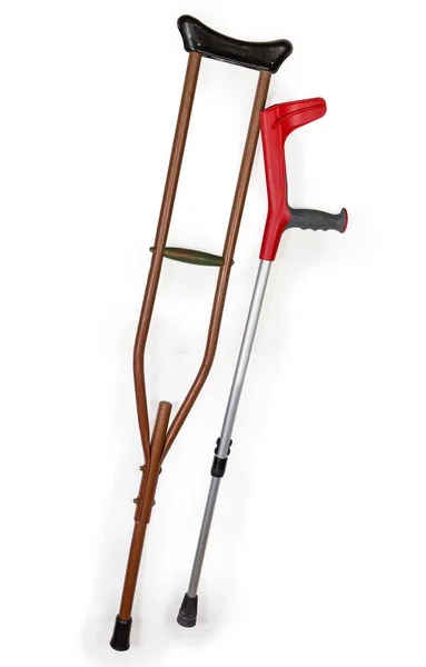 白い背景に金属肘松葉杖と脇の下の松葉杖 — ストック写真