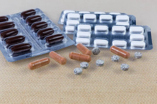 Vários comprimidos de suplementos dietéticos close-up em foco seletivo — Fotografia de Stock
