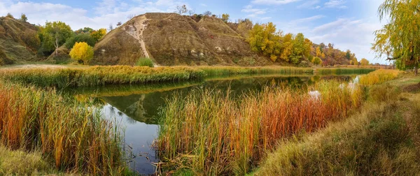 Malownicze jezioro u podnóża wzgórza jesienią, panoramiczny widok — Zdjęcie stockowe