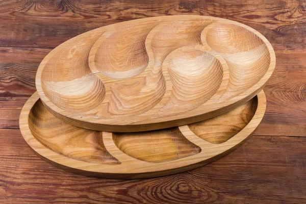 Δύο διαφορετικά άδεια ξύλινα στεγανολογικών πιάτο στο ρουστίκ τραπέζι — Φωτογραφία Αρχείου
