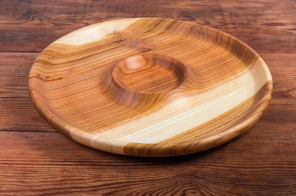 Άδειο στρογγυλό ξύλινο πιάτο σερβιρίσματος με βάρκα με σάλτσα στο κέντρο — Φωτογραφία Αρχείου