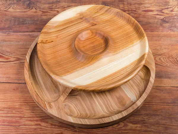 Dos platos de madera vacíos diferentes en la mesa rústica —  Fotos de Stock