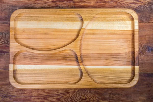 Вид сверху на пустую деревянную тарелку с тремя отделениями — стоковое фото