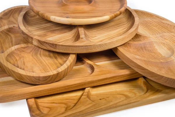 Στοίβα από διαφορετικά πιάτα ξύλινου διαμερίσματος και σανίδες σερβιρίσματος — Φωτογραφία Αρχείου