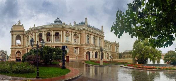 Bau des Opern- und Balletttheaters in Odesa, Ukraine — Stockfoto