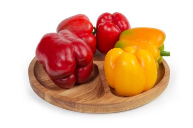 Ahşap tabakta kırmızı ve sarı dolma biber.