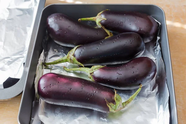 Aubergines entières préparées pour la cuisson au four — Photo