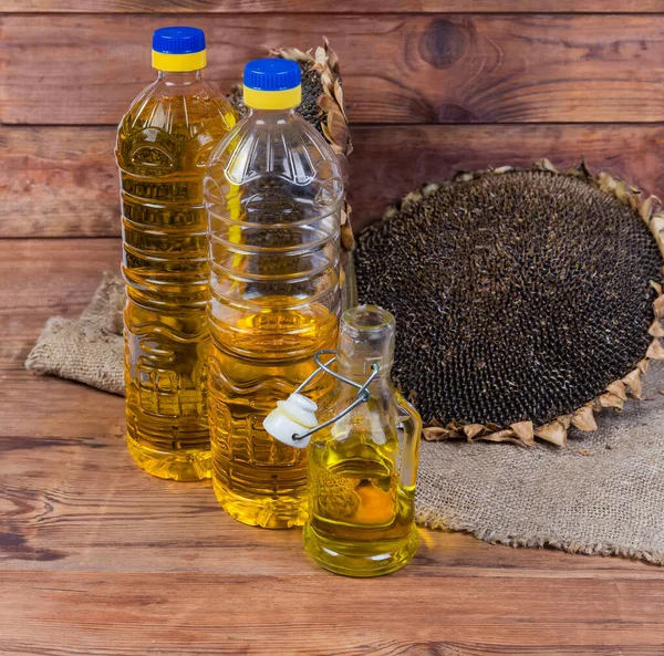 不同瓶中的葵花籽油和成熟的干葵花籽 — 图库照片