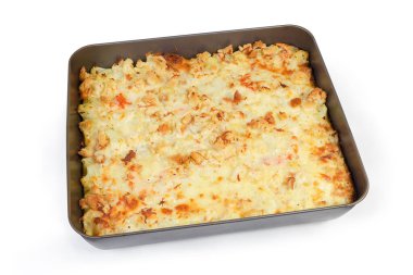 Karnabahar ve fırın tepsisinde pişmiş deniz ürünleri graten.