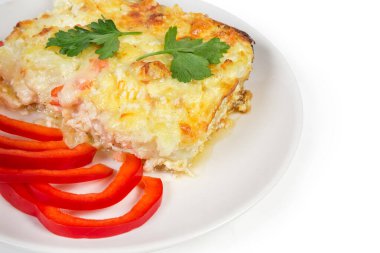 Karnabahar ve deniz ürünleri porsiyonu, kırmızı çan biberi dilimleri. 