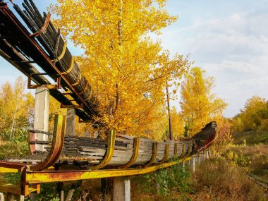 Sonbaharda terk edilmiş ahşap kızak pistinin kalıntıları.