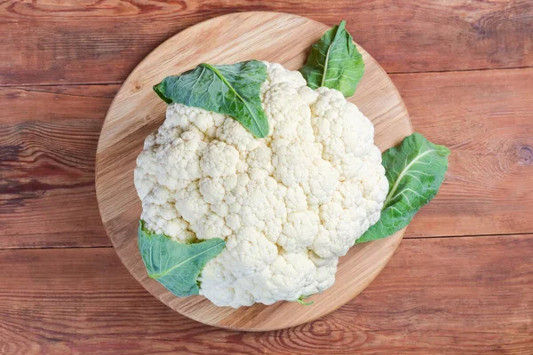 Top view of the cauliflower head on the wooden surface — Stock Photo, Image