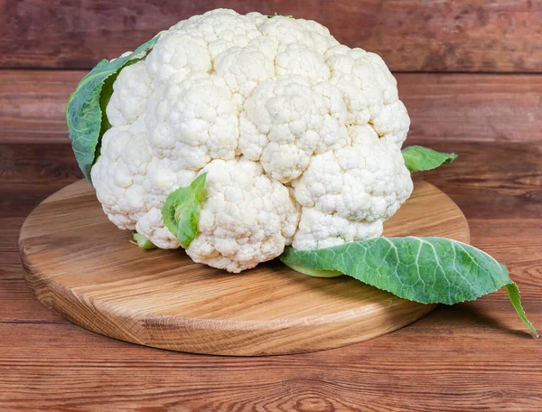 Fresh cauliflower head on the wooden serving board — Stock Photo, Image