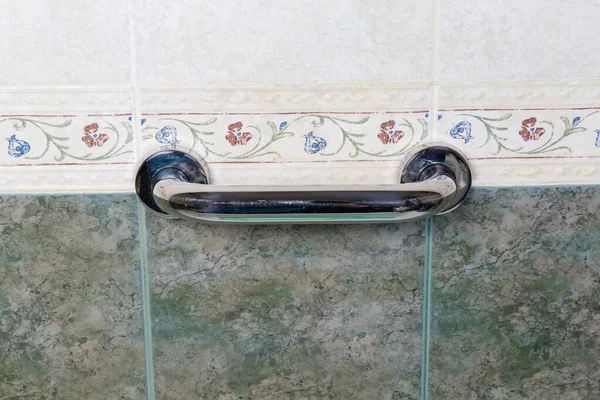 Horizontal stainless steel grab bar mounted in a bathroom — Stock Photo, Image