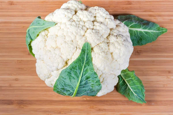 Top view of the freshly harvested cauliflower on wooden surface — Stock Photo, Image