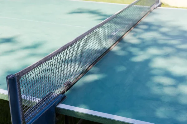 Mesa para tenis de mesa al aire libre, fragmento en foco selectivo —  Fotos de Stock