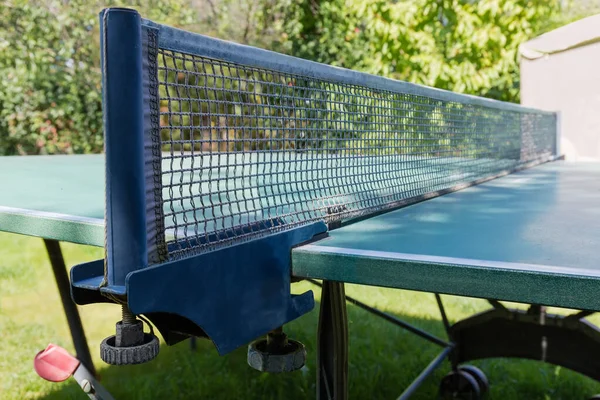 Parte central de la mesa para tenis de mesa al aire libre, enfoque selectivo —  Fotos de Stock