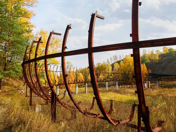 Überreste von Stahlgerüst verlassen hölzerne Rodelbahn im Herbst — Stockfoto