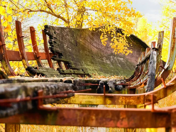 Ruïnes van parachute van oud verlaten houten spoor in de herfst — Stockfoto