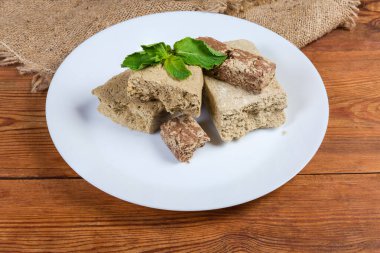 Farklı eklenmiş ayçiçeği halkası, taze nane dalı.