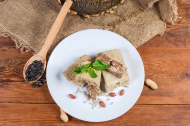 Ayçiçeği halkası ve farklı eklentiler, ayçiçeği başı ve tohumlar.