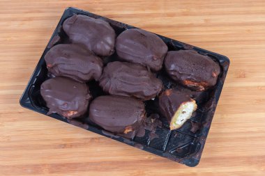 Plastik ambalajında çikolata kremalı eklerlerin üst görünümü