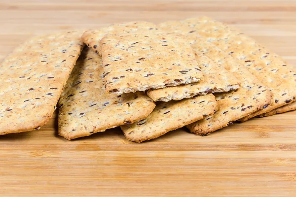 Biscoitos salgados feitos com adição de sementes inteiras de linho close-up — Fotografia de Stock
