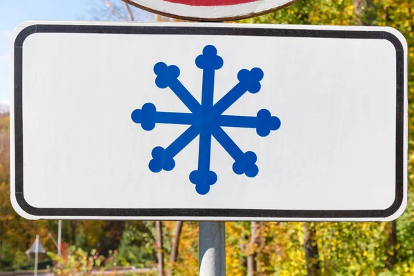Additional road sign warns about risk of snow and ice — Stock Photo, Image