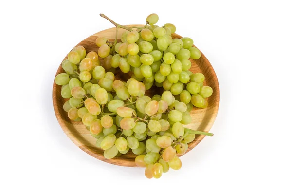Racimos de uva Sultana en plato de madera vintage sobre fondo blanco — Foto de Stock
