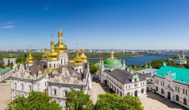 Antik Kyiv Pechersk Lavra, Ukrayna. Manastır kompleksinin panoramik görüntüsü Büyük Lavra Belltower karşı Dinyeper nehri, şehrin sol kıyısı ve temiz gökyüzü