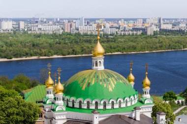 Ukrayna, Kyiv Pechersk Lavra 'daki Aziz Anthony ve Theodosius Ortaçağ Refectory Kilisesi' nin altın kubbeleri. Lavra çan kulesinden Dinyeper nehrinin manzarası