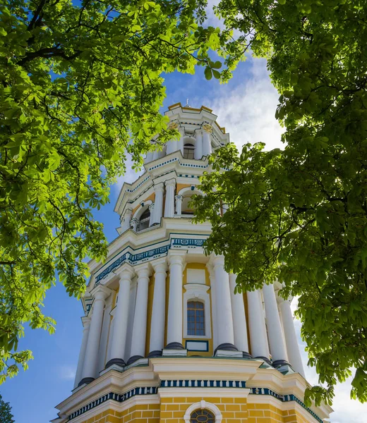 ウクライナのキエフ ペチェルスク ラブラの大鐘楼 栗の枝越しの眺め — ストック写真