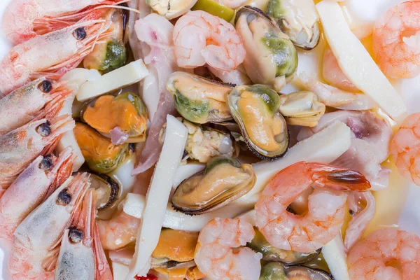 Farklı Pişirilmiş Deniz Ürünleri Karides Karides Kuyruğu Kabuktan Soyulmuş Midyeler — Stok fotoğraf