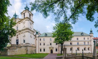 Aziz Mikail Kilisesi ve Aziz Stanislaus Piskopos ve Şehit, Pauline Manastırı Skalka 'da. Avludan doğu cephesi manzarası, Krakow, Polonya