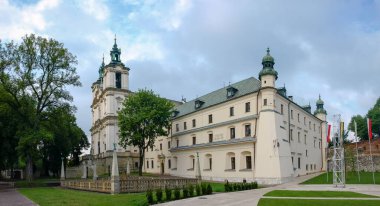 Pauline Manastırı ve Aziz Mikail Kilisesi ve Skalka 'daki Aziz Stanislaus Piskoposu ve Şehit. Avludan doğu cephesi manzarası, Krakow, Polonya
