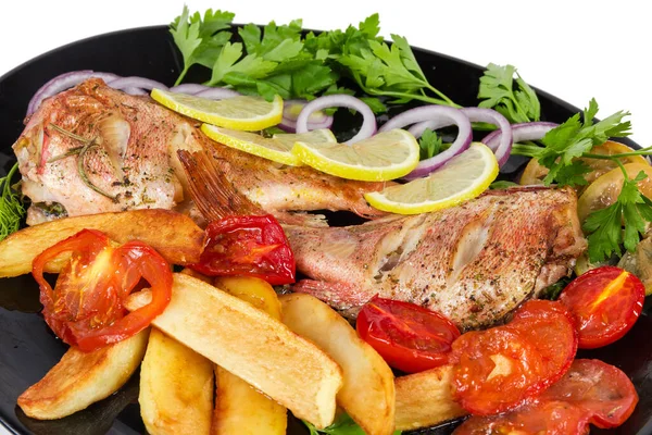 토마토와 감자튀김 감자가 바다의 시체들은 요리에 야채와 제공되며 조각을 클로즈업한다 — 스톡 사진