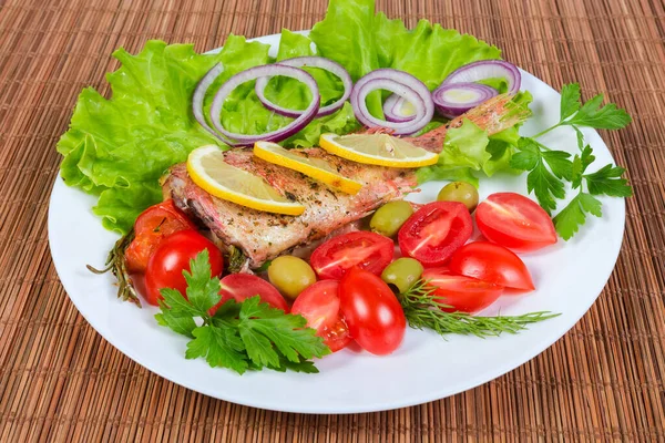 Carcaça Assada Poleiro Oceano Servida Com Folhas Alface Verduras Tomates — Fotografia de Stock