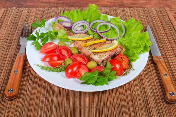 Poleiro Oceânico Assado Servido Com Legumes Verduras Fatias Limão Prato — Fotografia de Stock