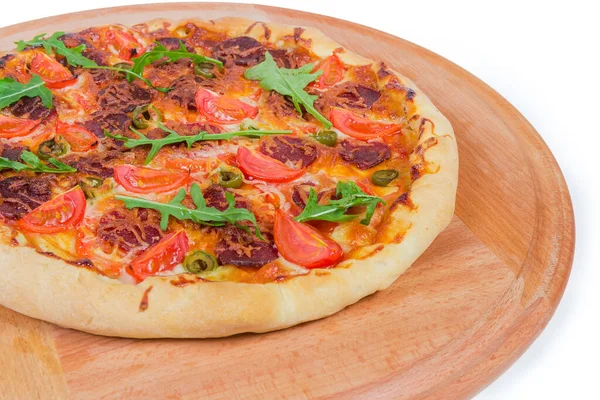 Pişmiş Yuvarlak Pizza Sosis Peynir Dolgulu Dış Halka Ahşap Servis — Stok fotoğraf